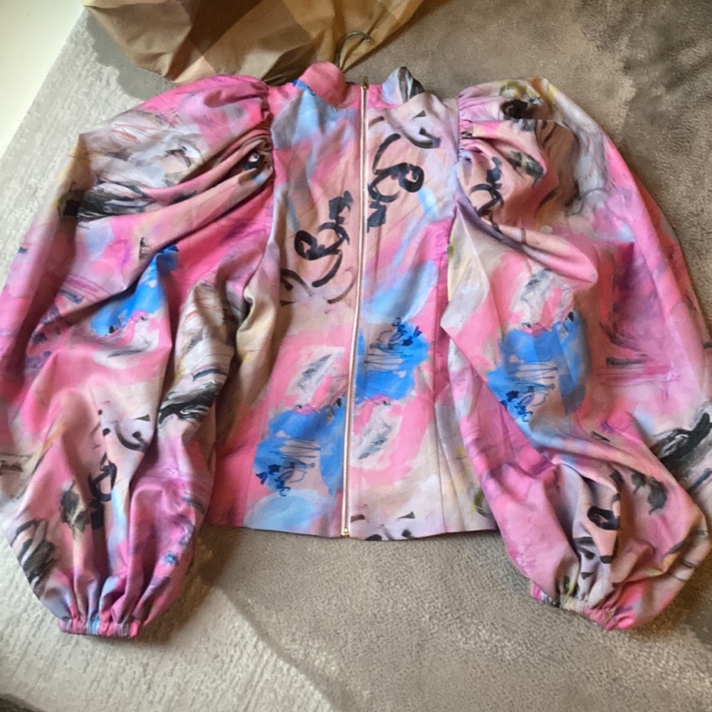 Neubyrne beautiful abstract print top with dramatic sleeves - Picture 2 of 9